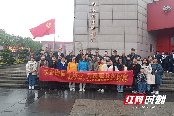 你觉得生活中应该得过且过还是坚持原则？
